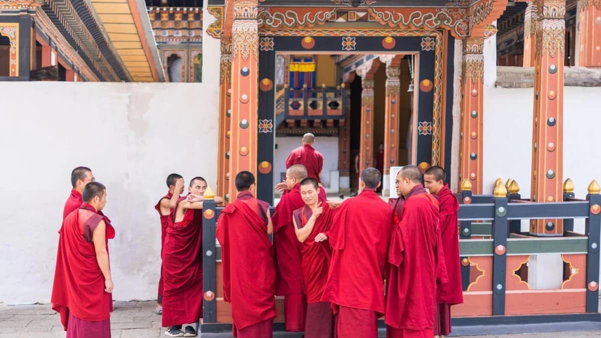 monks-in-bhutan