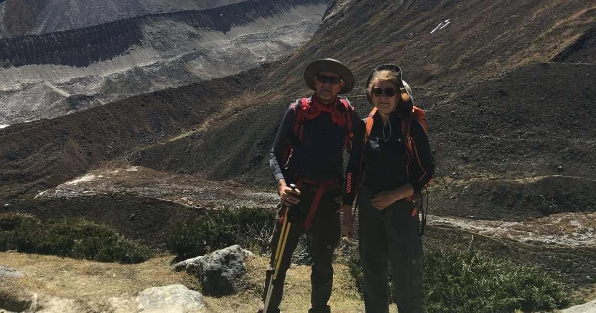 trekkers-posing-during-manaslu-circuit