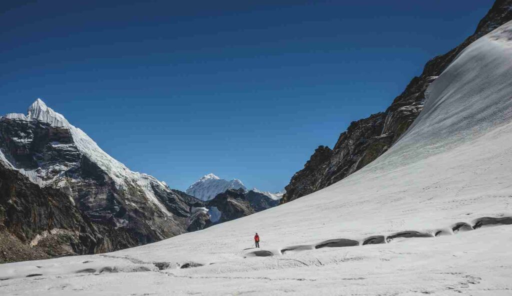 people trekking enroute to everest chola pass trek